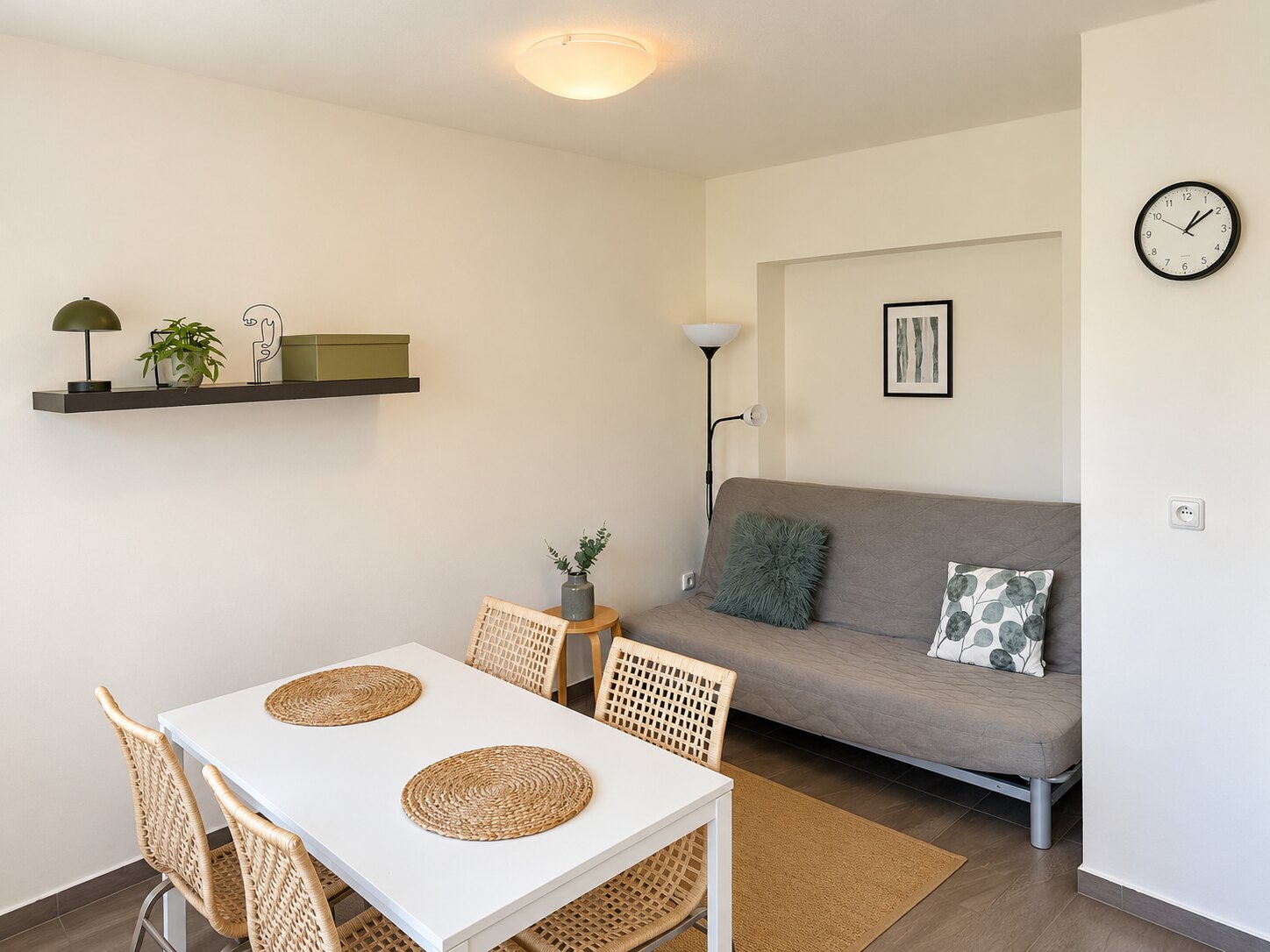 Obývací a jídelní část apartmánu s rozkládací pohovkou