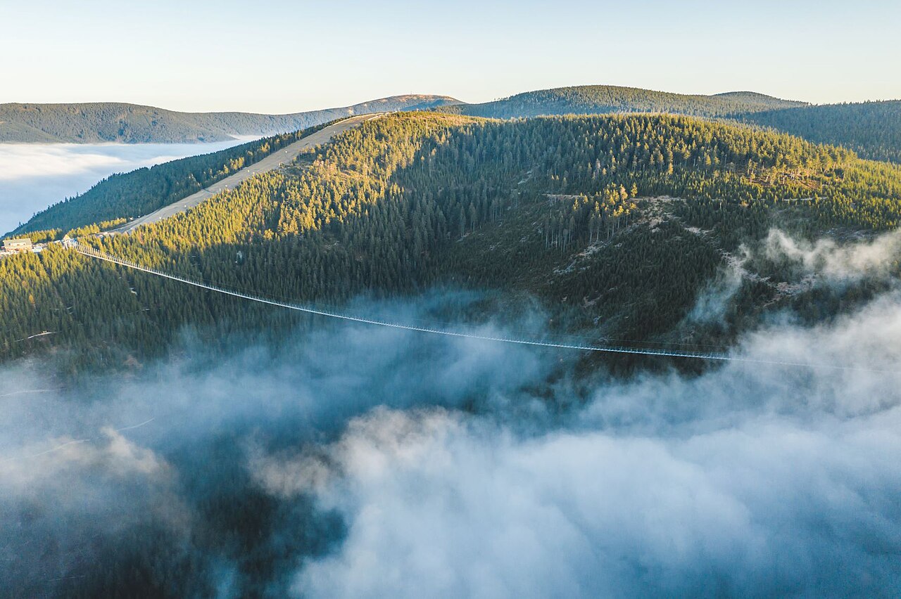 Sky Bridge 721 vysoko nad horským údolím v Dolní Moravě